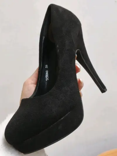 Tacones negros clásicos - miniatura 6