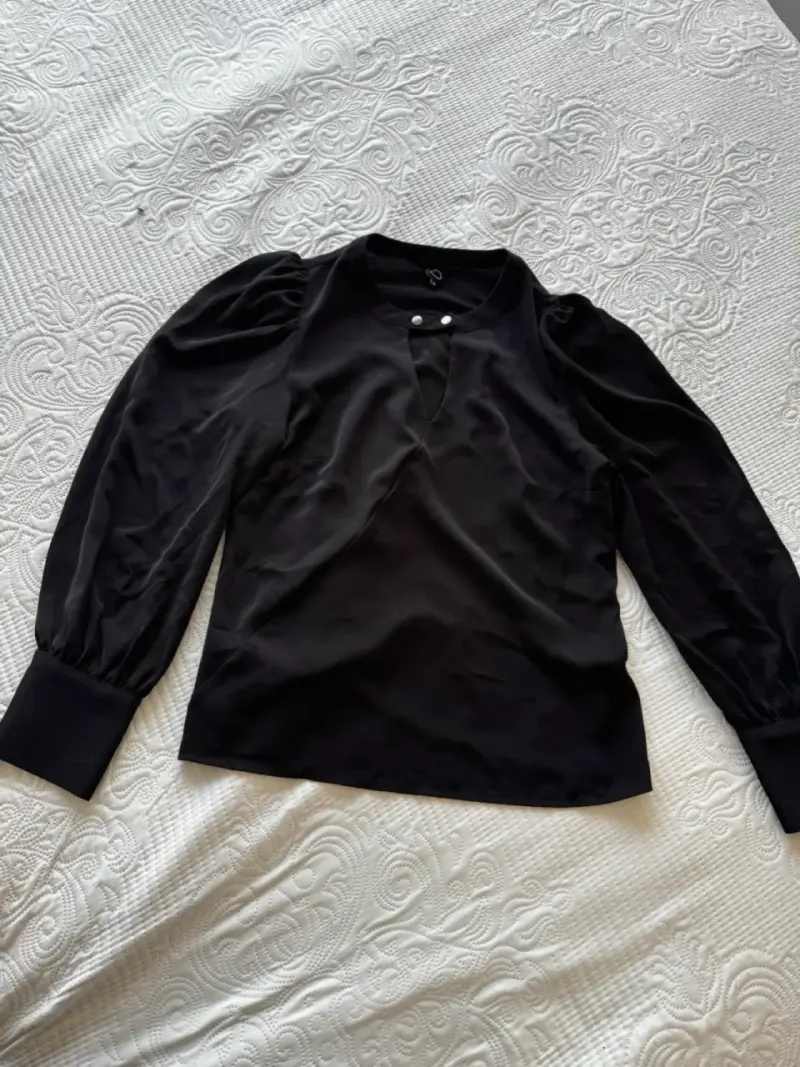 Blusa negra con botones decorativos - 1