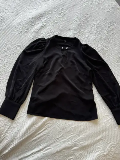 Blusa negra con botones decorativos - miniatura 1
