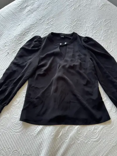 Blusa negra con botones decorativos - miniatura 2