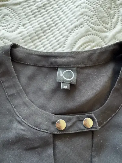 Blusa negra con botones decorativos - miniatura 3