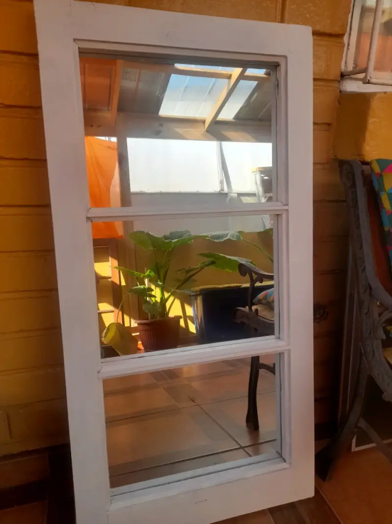 Ventana de madera con espejos