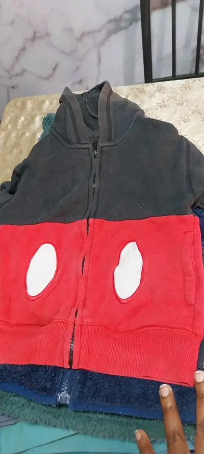 Polerón infantil rojo y negro - miniatura 1