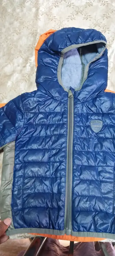 Chaqueta azul con capucha - miniatura 4
