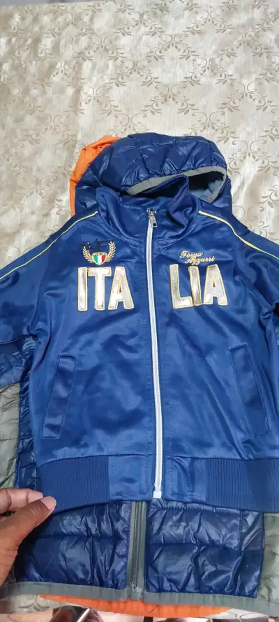Chaqueta azul con capucha - miniatura 5