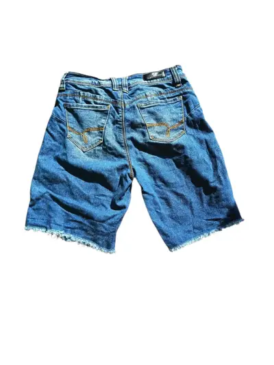 Shorts de jeans desgastados - miniatura 2