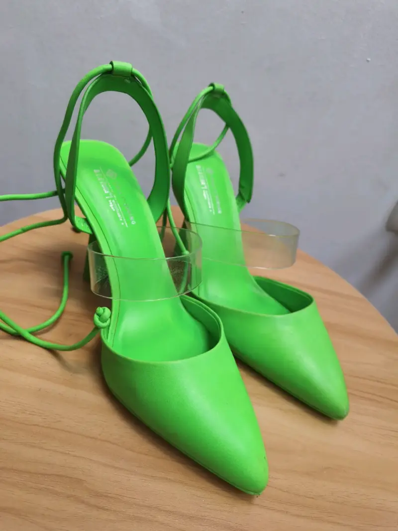 Tacones verdes con tiras - 1