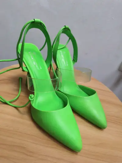 Tacones verdes con tiras - miniatura 1