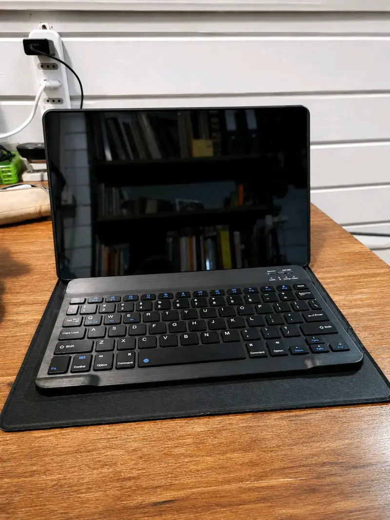 Tablet con teclado Bluetooth - 1