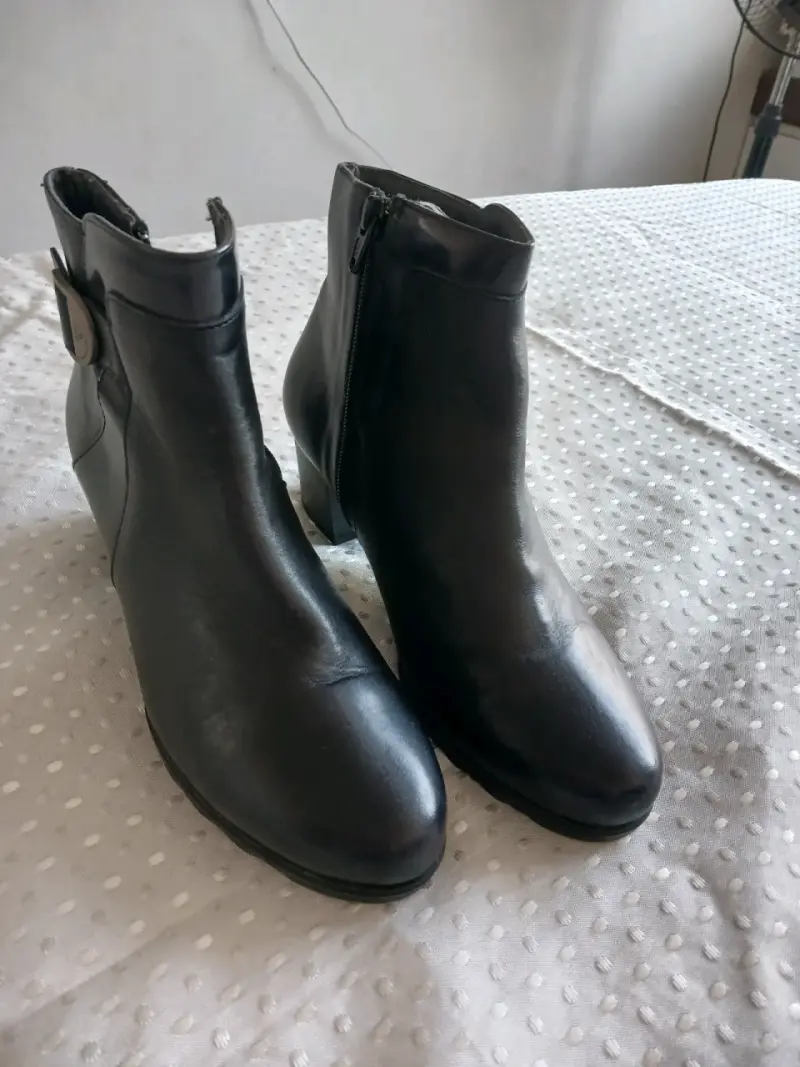 Botines negros de cuero con cierre - 1