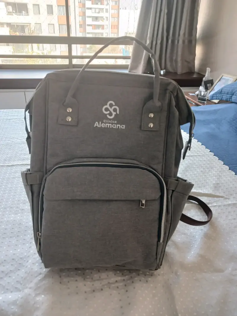 Mochila gris Clínica Alemana - 1