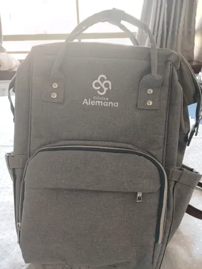 Mochila gris Clínica Alemana - miniatura 2