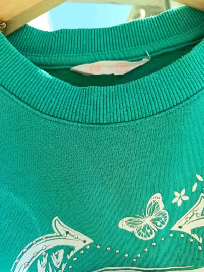 Polerón verde con diseño de alas - miniatura 3