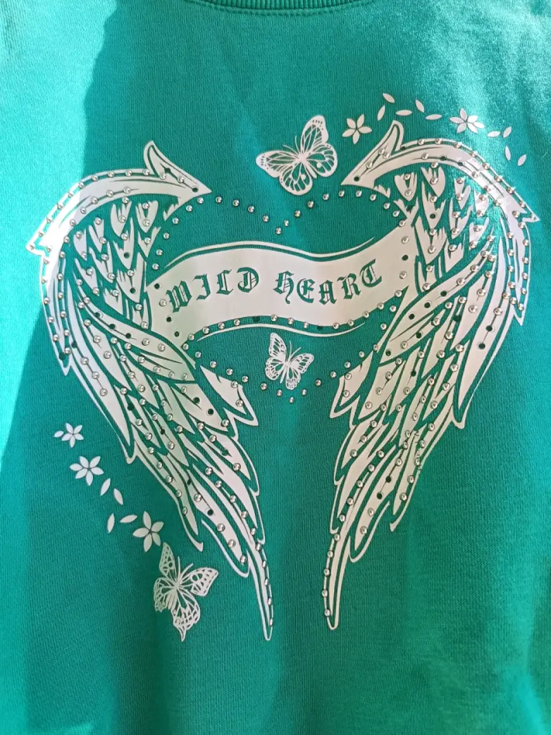 Polerón verde con diseño de alas - 4