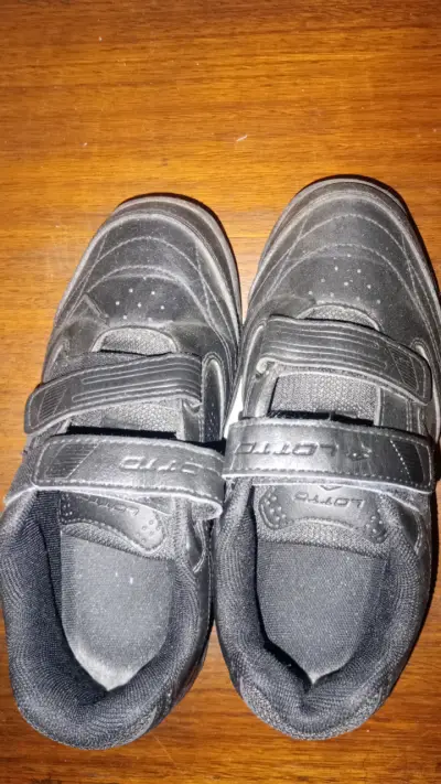 Zapatillas negras para niños - miniatura 2