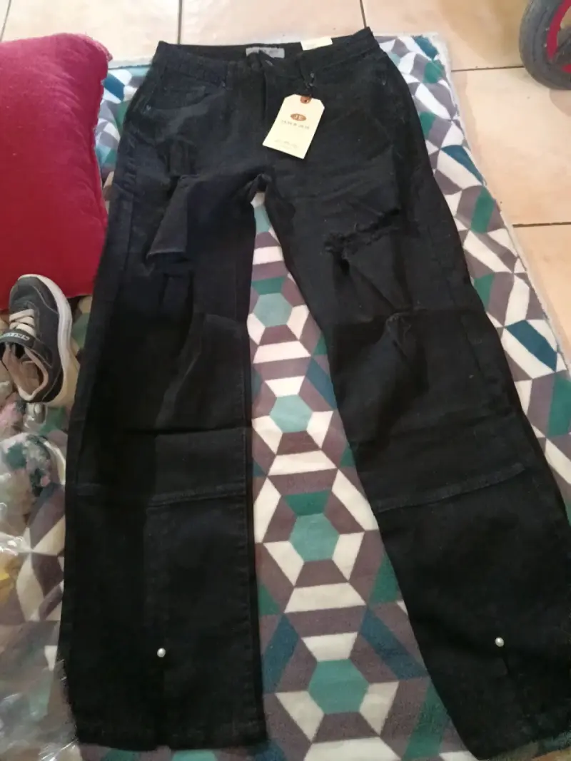 Jeans negros con diseño rasgado - 1