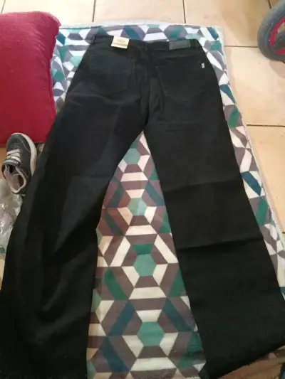 Jeans negros con diseño rasgado - miniatura 2