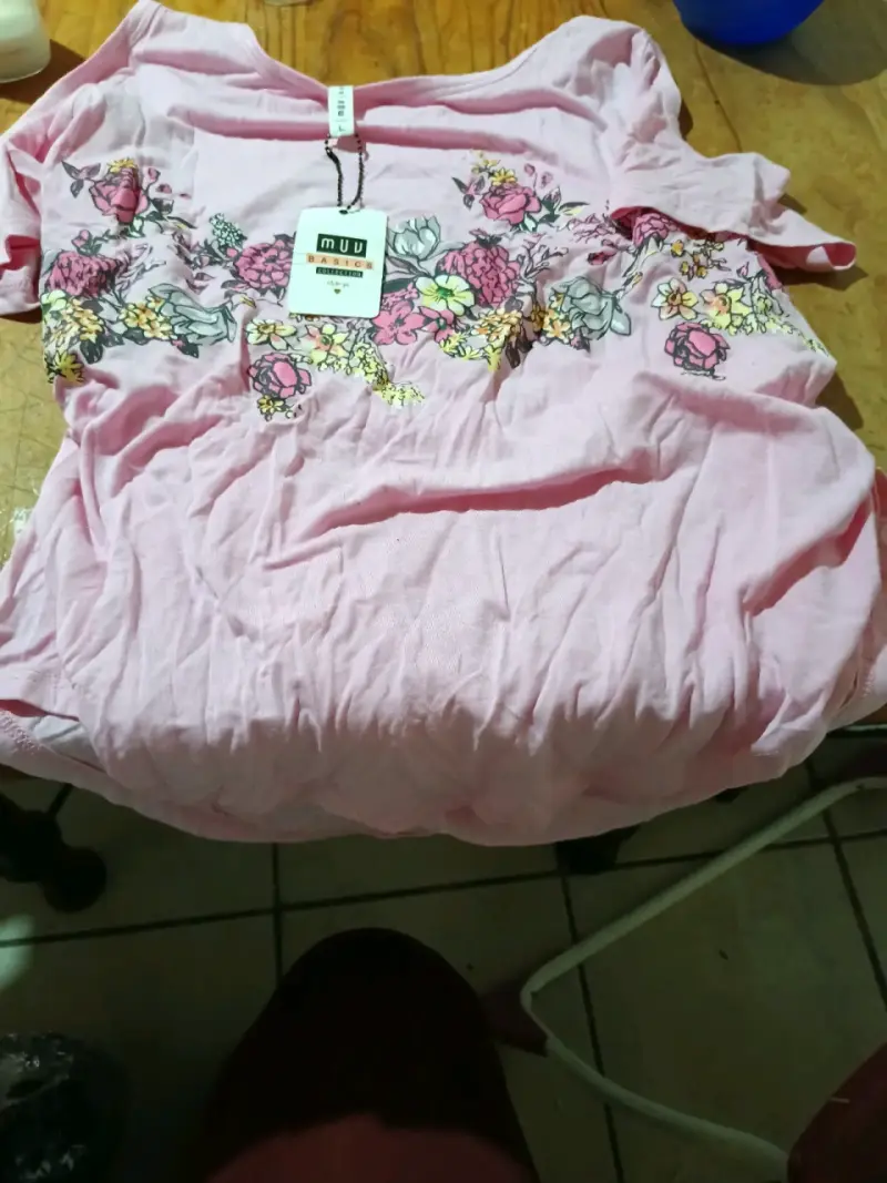 Jeans negros con diseño rasgado - 5