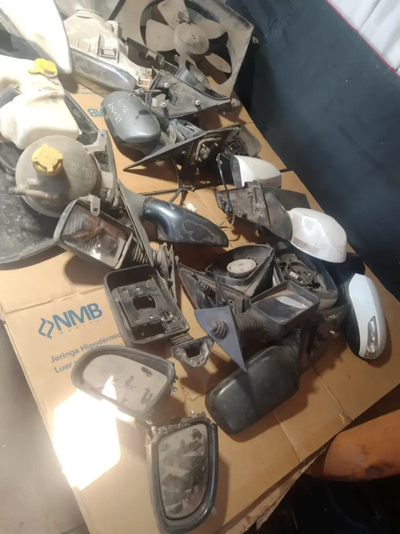 Lote de repuestos de auto usados - 1