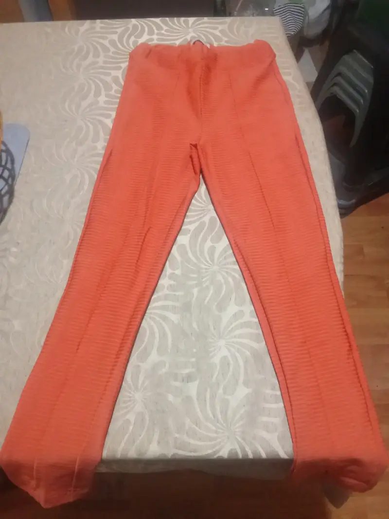 Pantalones naranjas de mujer
