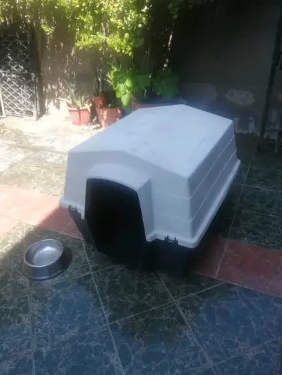 Caseta plástica para perro - miniatura 1