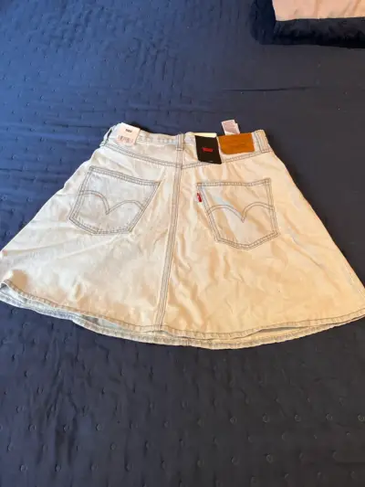 Falda de mezclilla con etiqueta levis - miniatura 2