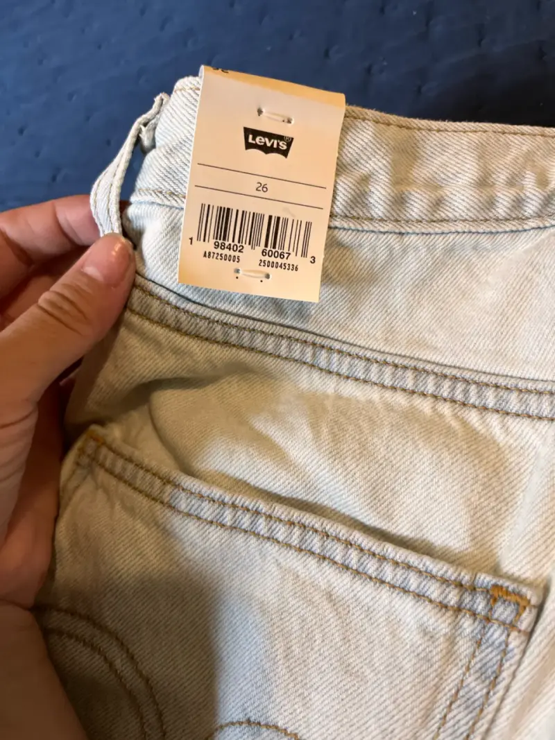 Falda de mezclilla con etiqueta levis - 4