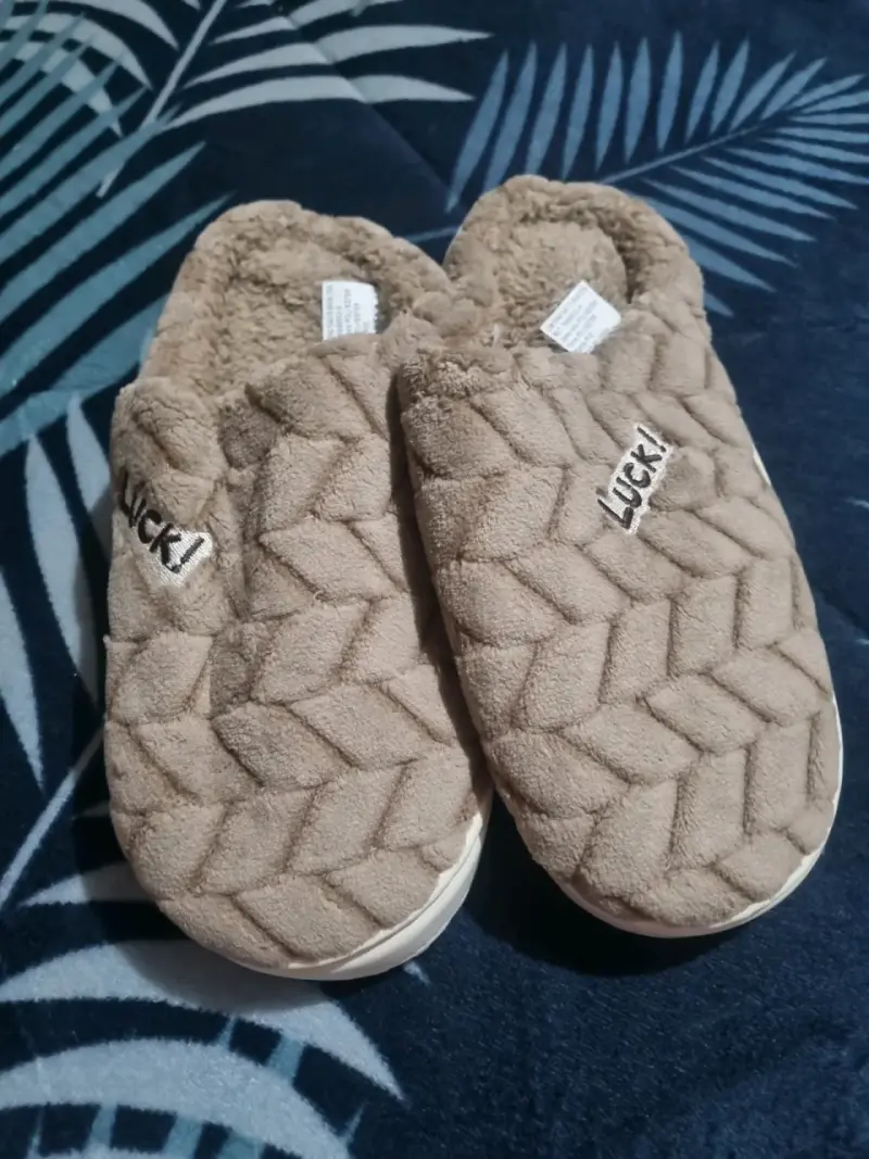 Pantuflas peludas color beige - 1