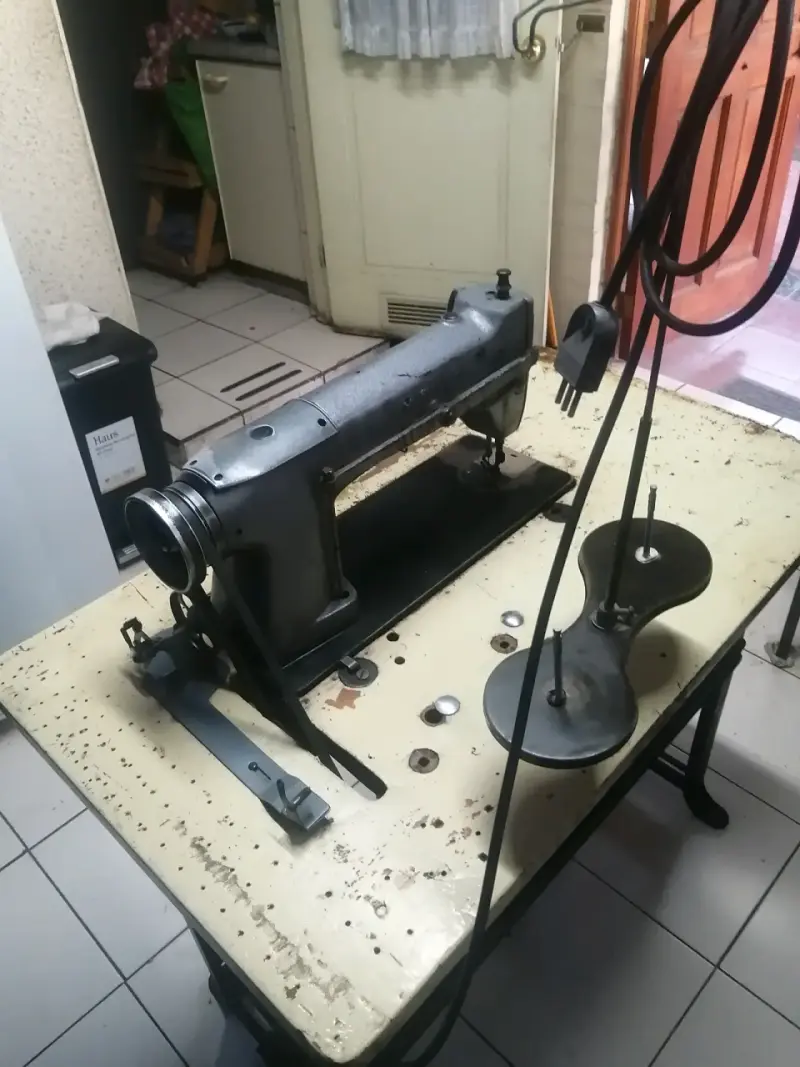 Máquina de coser industrial antigua