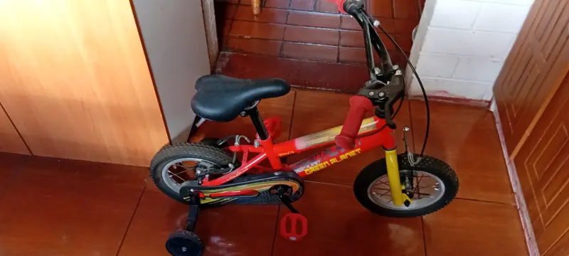 Bicicleta infantil con rueditas