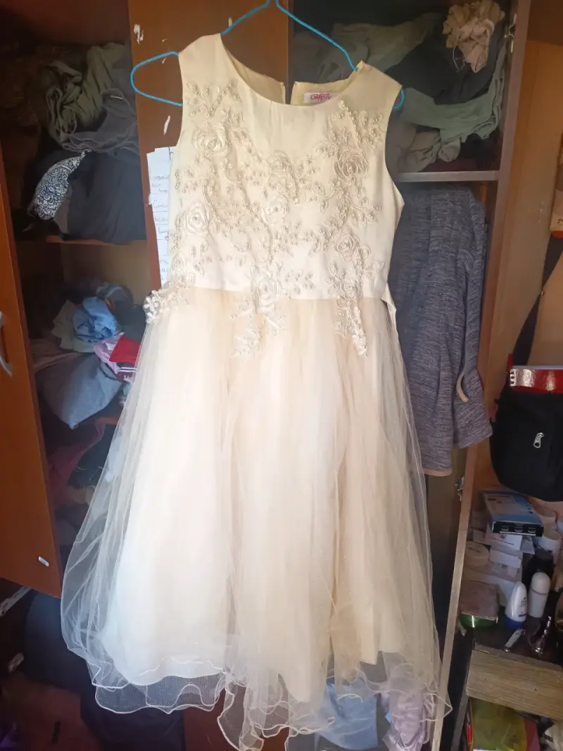 Vestido de fiesta infantil crema