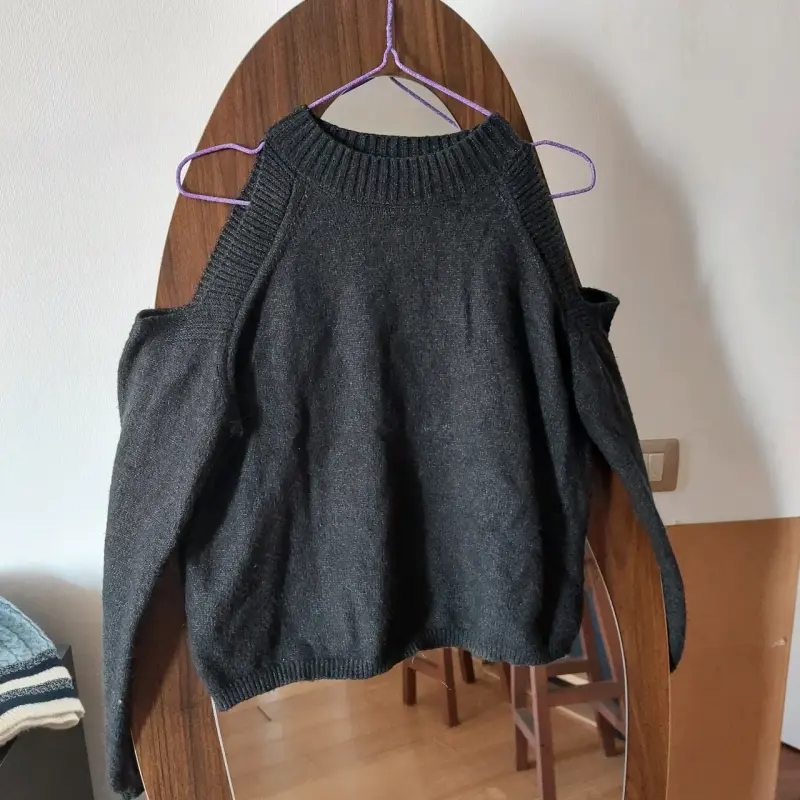 Suéter gris oscuro con abertura