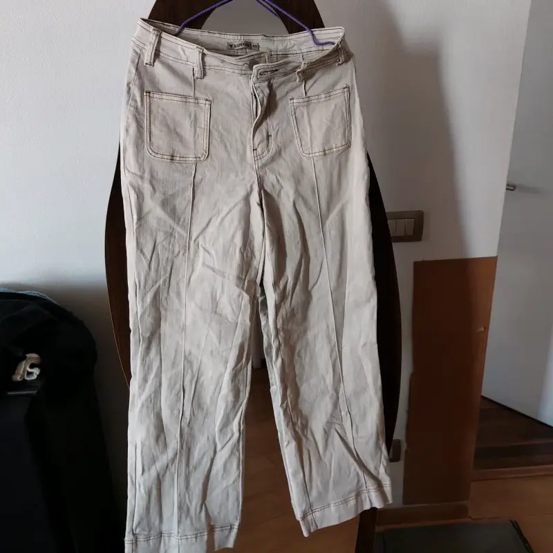 Pantalón beige estilo casual