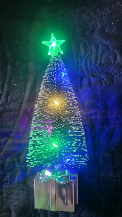 Árbol de Navidad con luces LED - miniatura 1