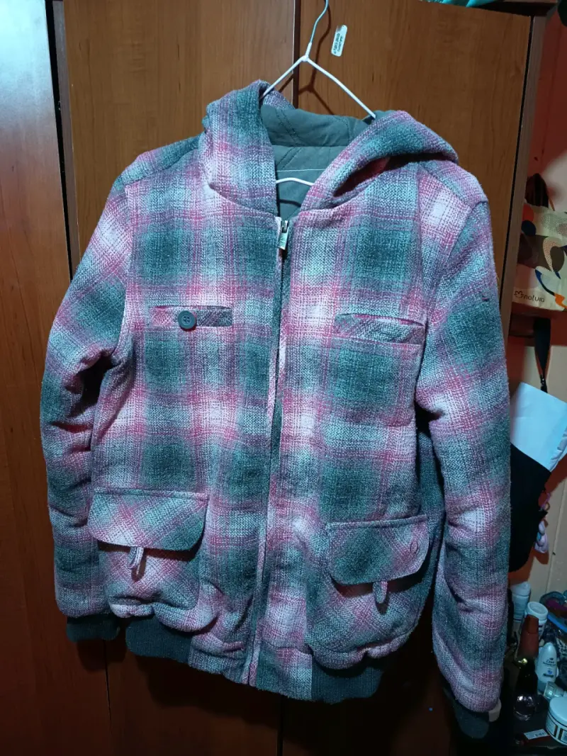 Chaqueta a cuadros con capucha