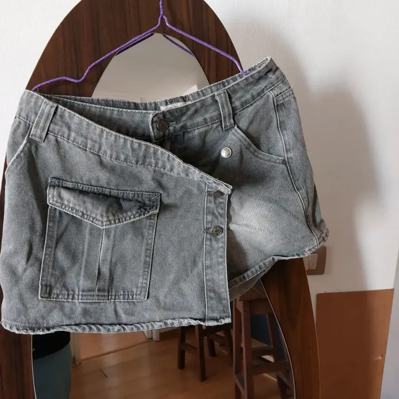 Falda corta gris tipo jeans - 1