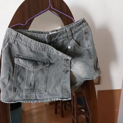 Falda corta gris tipo jeans - miniatura 1