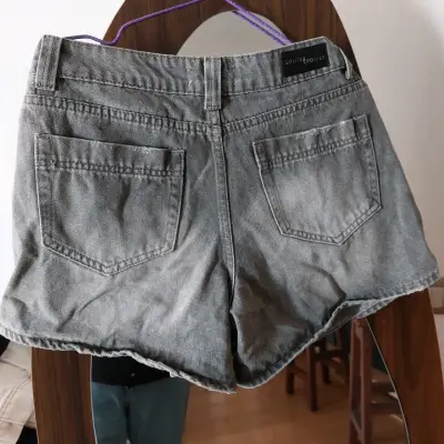 Falda corta gris tipo jeans - miniatura 2