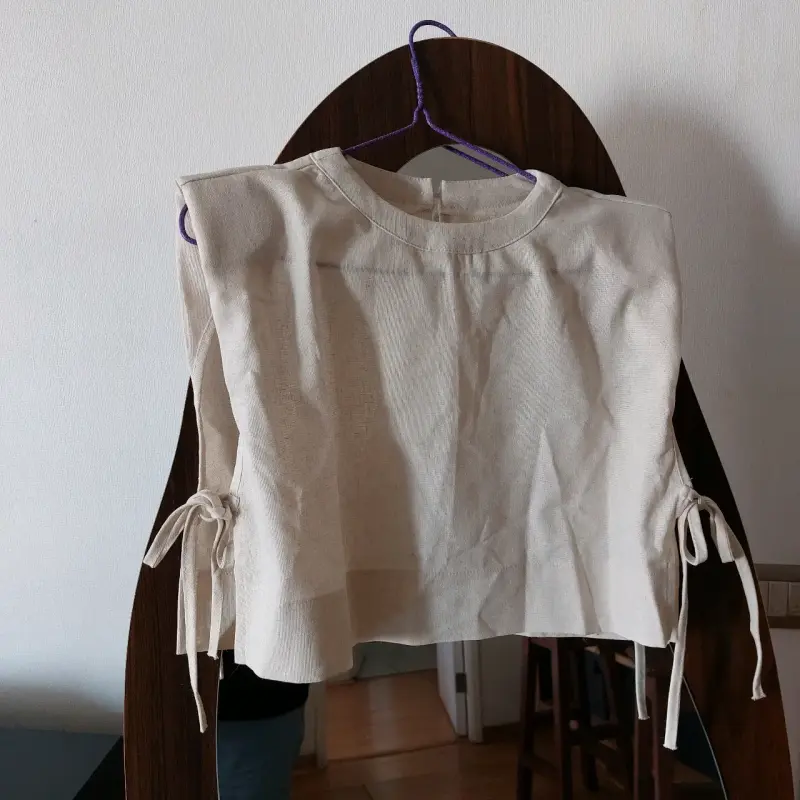 Blusa beige sin mangas - 1