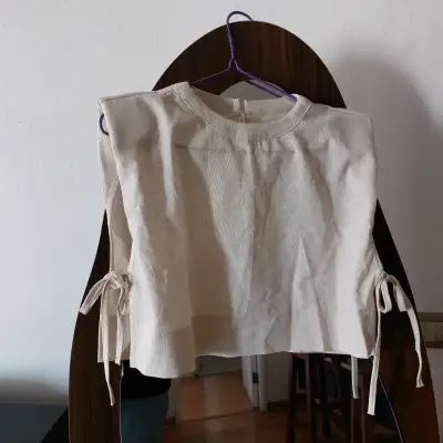 Blusa beige sin mangas - miniatura 1