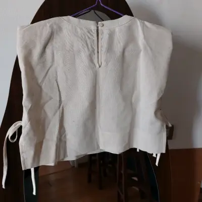 Blusa beige sin mangas - miniatura 2