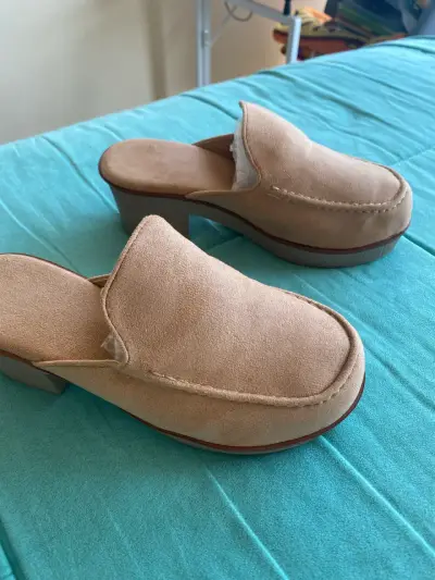 Zuecos de gamuza beige con taco - miniatura 1