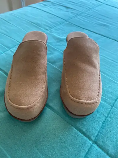Zuecos de gamuza beige con taco - miniatura 2