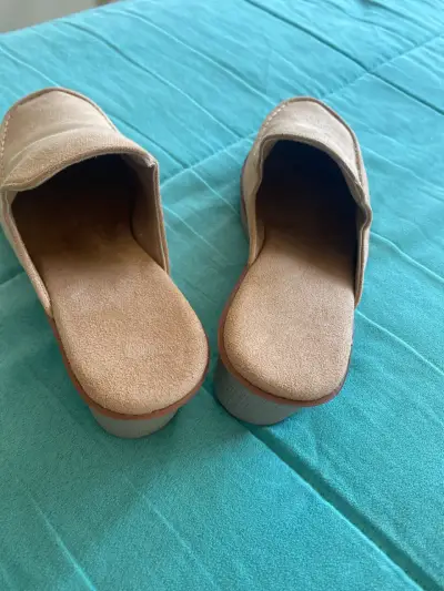 Zuecos de gamuza beige con taco - miniatura 3