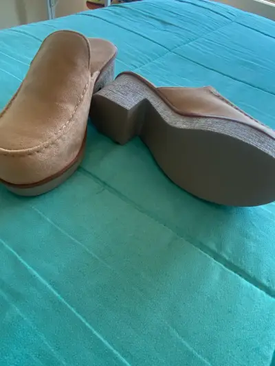 Zuecos de gamuza beige con taco - miniatura 4