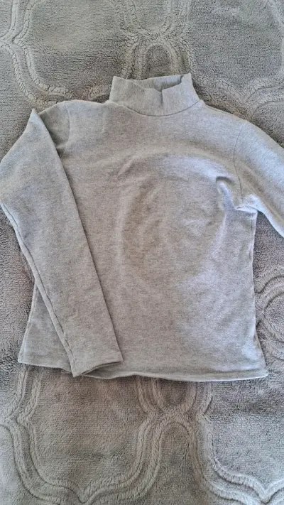 Polera manga larga gris de cuello alto - miniatura 1