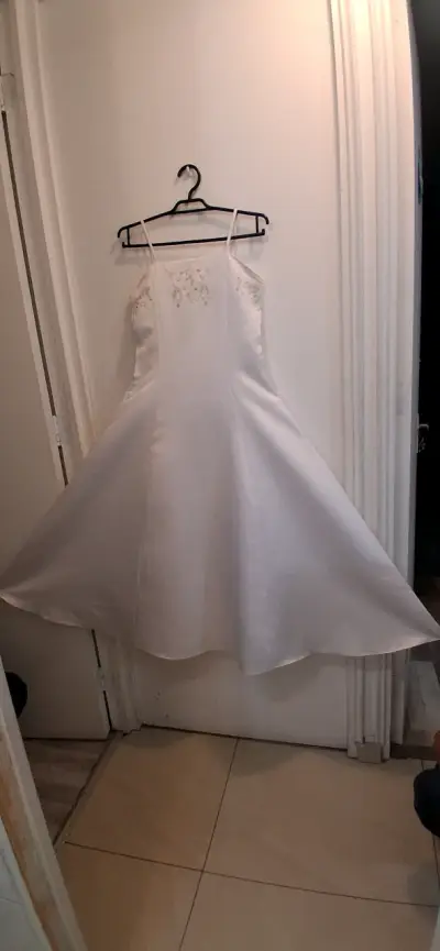 Vestido blanco con bordado floral - miniatura 5