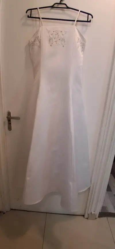 Vestido blanco con bordado floral - miniatura 6