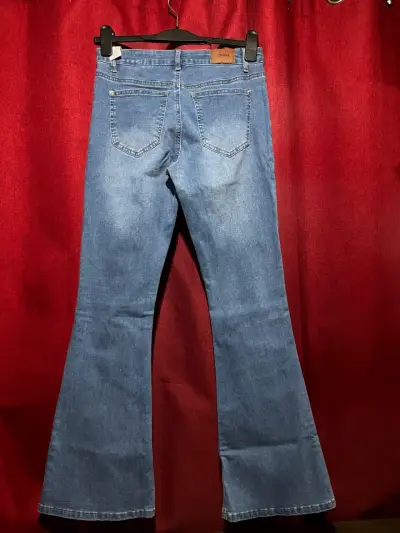 Jeans acampanados azul claro - miniatura 2