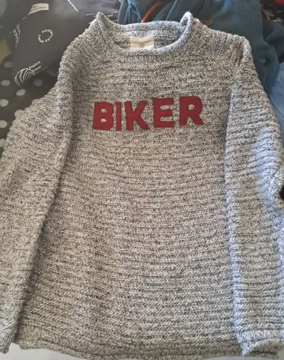 Sweater gris con texto 'BIKER' - miniatura 1